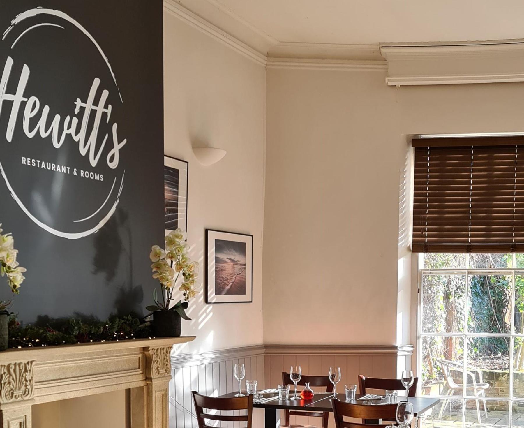 Hewitt'S Restaurant & Rooms นิวพอร์ต ภายนอก รูปภาพ